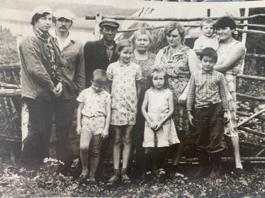 Яков Моисеевич с женой, детьми и внуками