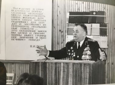 полковник Шибашов И.Ф. проводит воспитательную работу с курсантами. ПВАИУ. начало 1980-х годов