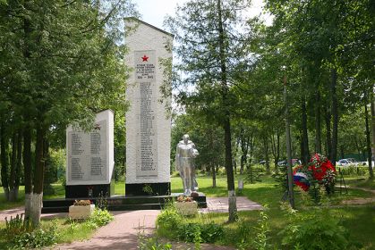 Памятник героям ВОВ в деревне Жуковка Одинцовского района, 2020 год