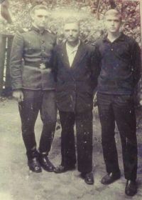 Шумило Иван Леонтьевич с сыновьями Виктором Шумило и Василием Шумило, г. Лебедин, 1965 г.