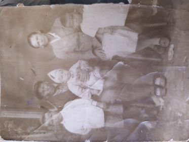 С женой Галиной, сыном Виктором, Анатолием и дочкой Раисой, перед отправлением на фронт.