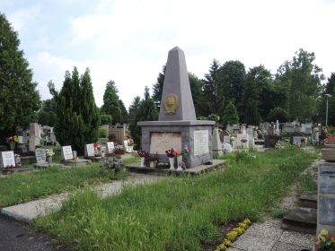 Памятник советским воинам в г. Тата Венгрия, рядом с могилой Алексея