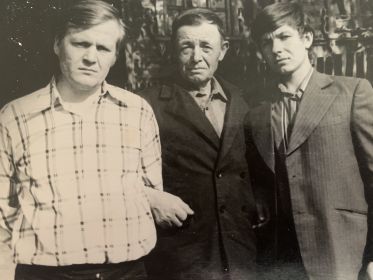 Яшин Сергей Николаевич с сыновьями, слева Пётр, справа Степан