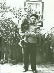 Шумило Иван Леонтьевич с внуком Сергеем Шумило, г. Лебедин, 1981 г.