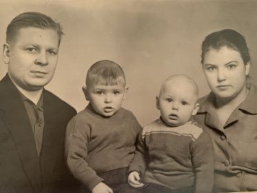 Сын Михаил с женой Раисой и детьми Владимиром и Александром