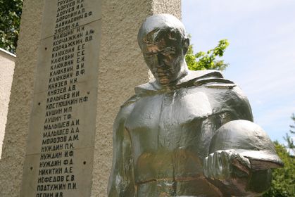 Памятник героям ВОВ в деревне Жуковка Одинцовского района, 2020 год