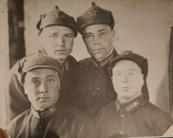 Фото Мосина Петра Иосифовича с сослуживцами, Пётр справа сверху