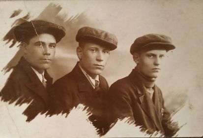 Фото Мосина Петра Иосифовича с работы, до войны. Пётр слева