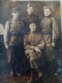 Фотография рядового Криволапова Т.Г (в центре - на заднем плане) с однопол чанами: Иван, Петр, Анатолий