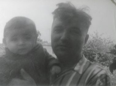 Шумило Иван Леонтьевич с внуком Виталием Шумило, г. Лебедин, 1970 г.