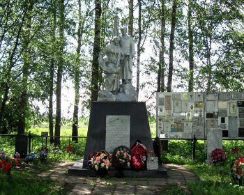 Фотография памятника в. д Аристово, на воинском кладбище №4 и братской могиле (там захоронено 6499 человек