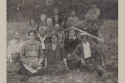 на довоенном снимке: Антон Михайлович стоит с землемерным циркулем, впереди слева сидит Антонина Брониславовна
