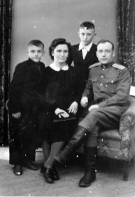 Берлин. После Победы - Александр Павлович, Ольга Алексеевна и старшие сыновья Валентин и Виталий