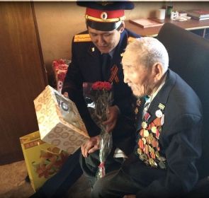 Следователи Якутии поздравляют Кузьму Николаевича с Днем Победы  в 2017 году