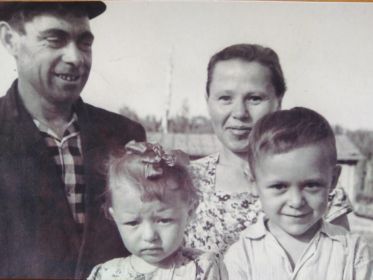Звягинцевы Николай Куприянович, Надежда Андреевна (жена), Александр (сын), Нина (дочь)