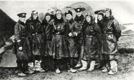 Герасимов Ф.Ф. (третий справа) декабрь 1941, после боевого вылета