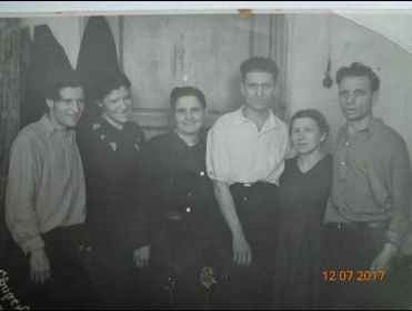 Слева мой дед Петр, справа его брат Николай с женой Матрёной, в центре моя бабушка Кутлова Екатерина Яковлевна