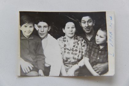 С женой и детьми в 1966 году (Валентина, Владимир, Анастасия Ивановна, Павел Макарович, Сергей)