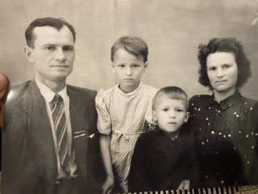 Бабушка с дедом Мельниковым Алексеем Кузьмичем (участником Великой отечественной войны) и старшими детьми Ларисой и Виталием.