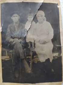 Каранаев Биктимир с женой и дочерью Зайтуна, 1938г.