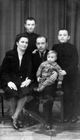 Накануне возвращения на родину - младший сын Саша рожден в Берлине (а любимая дочка и сестренка родилась уже на Смоленщине)