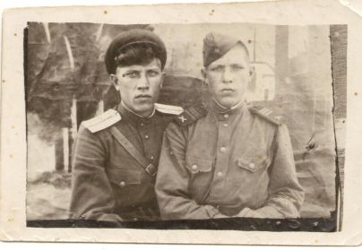 Фото с родным братом Разуваевым Павлом Алексеевичем при случайной встрече на фронте
