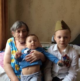 Анастасия Акимовна с правнучкой Софией и праправнуком Даниилом