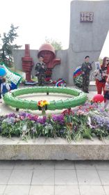 это обелиск на братской могиле в поселке Кузьмичи, в списках погибших - наш дед Вычужин Никита Васильевич.