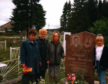 У могилы сына Виктора Быкова, Раиса Павловна в платке