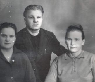 Петр Иванович с женой и родной сестрой
