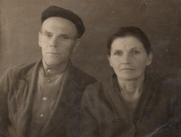 Мои дедушка и бабушка. Дед, Трофим Яковлевич, фронтовик. Бабушка Анна Арифеевна. Это послевоенная фотография, 1950е.