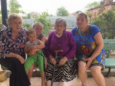 4 поления на одном фото Дочка,Внучка,Правнучка и Праправнук