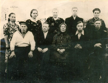 Семья Фоминых. Вера Петровна с сыновьями, дочерью и невестками.