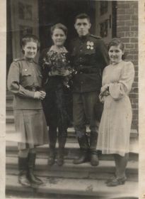 1944 г. Бабушка с лева первая.