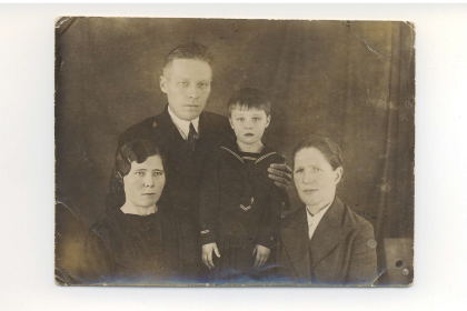 Мать - Амбарникова(Захарова) Фёкла Сергеевна с родственниками после выселения и возвращения 1939 год.