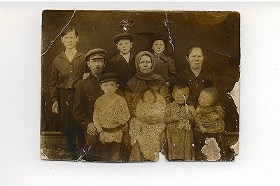 С родителями и братьями и сёстрами 1930 год