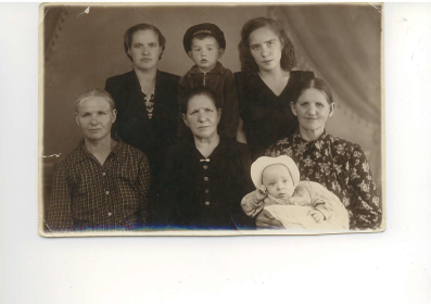 Внизу посередине - мать Амбарникова(Захарова) Фёкла Сергеевна с двоюродными сёстрами.