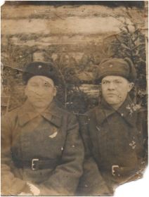 Старший сержант Привалов Харлам Нифонтович с другом однополчанином. Фамилия и имя друга, а также время и место не известно.