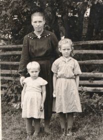 Жена Ольга Николаевна с дочками