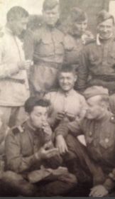 Совместное фото с боевыми товарищами ст.Сысоевка 15.10.1945 г.
