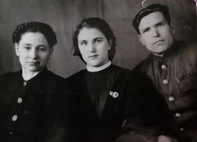 Литвинцева Л. И. с мужем Савелием и дочерью Ниной после войны