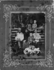 Семья и братья (права, сверху, на руках - Закурдаев Геннадий Андреевич)