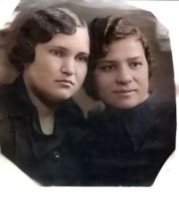 Победный 1945 год.  Любовь Ивановна - (справа) с подружкой.