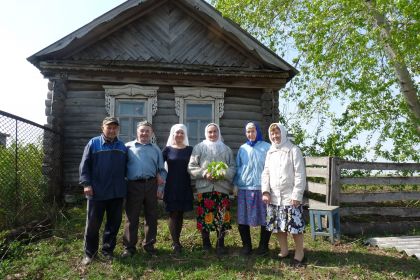 У родного дома на Родине ( дер. Черемшан) 2012 год