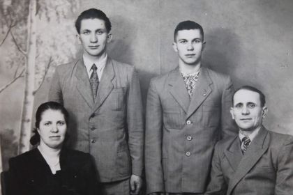 Григорий Родионович с женой и сыновьями