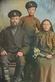 Иннокентий Тихонович с родителями отцом (Тихоном Дорофеевичем) и мамой
