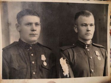 Сентябрь 1945 г. Болгария, г.Старая Загора. На фото Сидоров М.Т. (слева) и Мрищук П.Е.(справа)