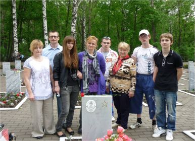 2015год,г.Саранск,военно-мемориальное кладбище,на могиле у деда.