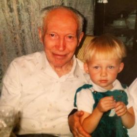 Дедуля с правнуком Сережкой.