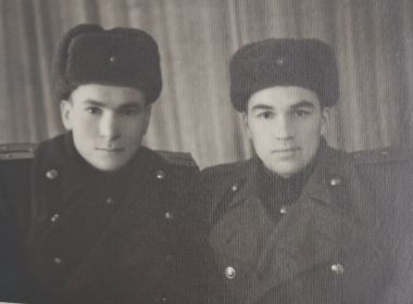 Константин Игнатьев (справа) с сослуживцем
